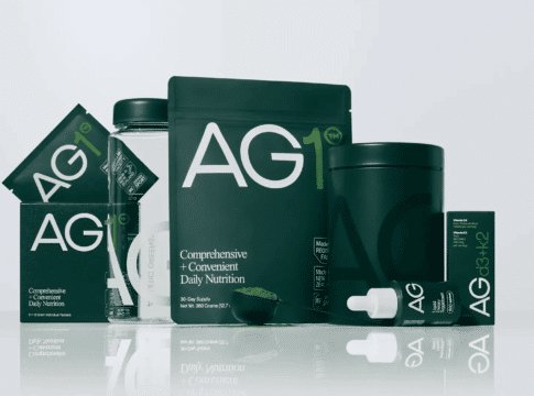 Η σειρά προϊόντων AG1 (Athletic Greens): φακελάκι, βάζο, κουτί, σταγονόμετρο AGD3+K2 σε πράσινη premium συσκευασία